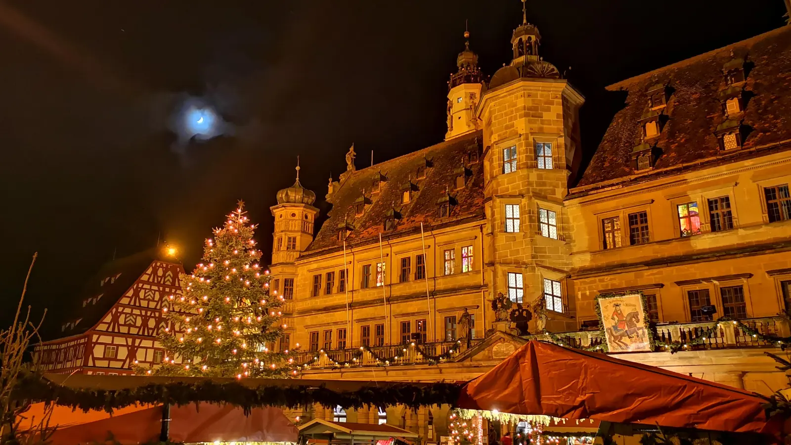 Die Budenstadt am festlich illuminierten Marktplatz ist auch in diesem Jahr wieder ein Besuchermagnet. An manchen Abenden sorgte der Mond für stimmungsvolles Zusatzlicht. (Foto: Jürgen Binder)