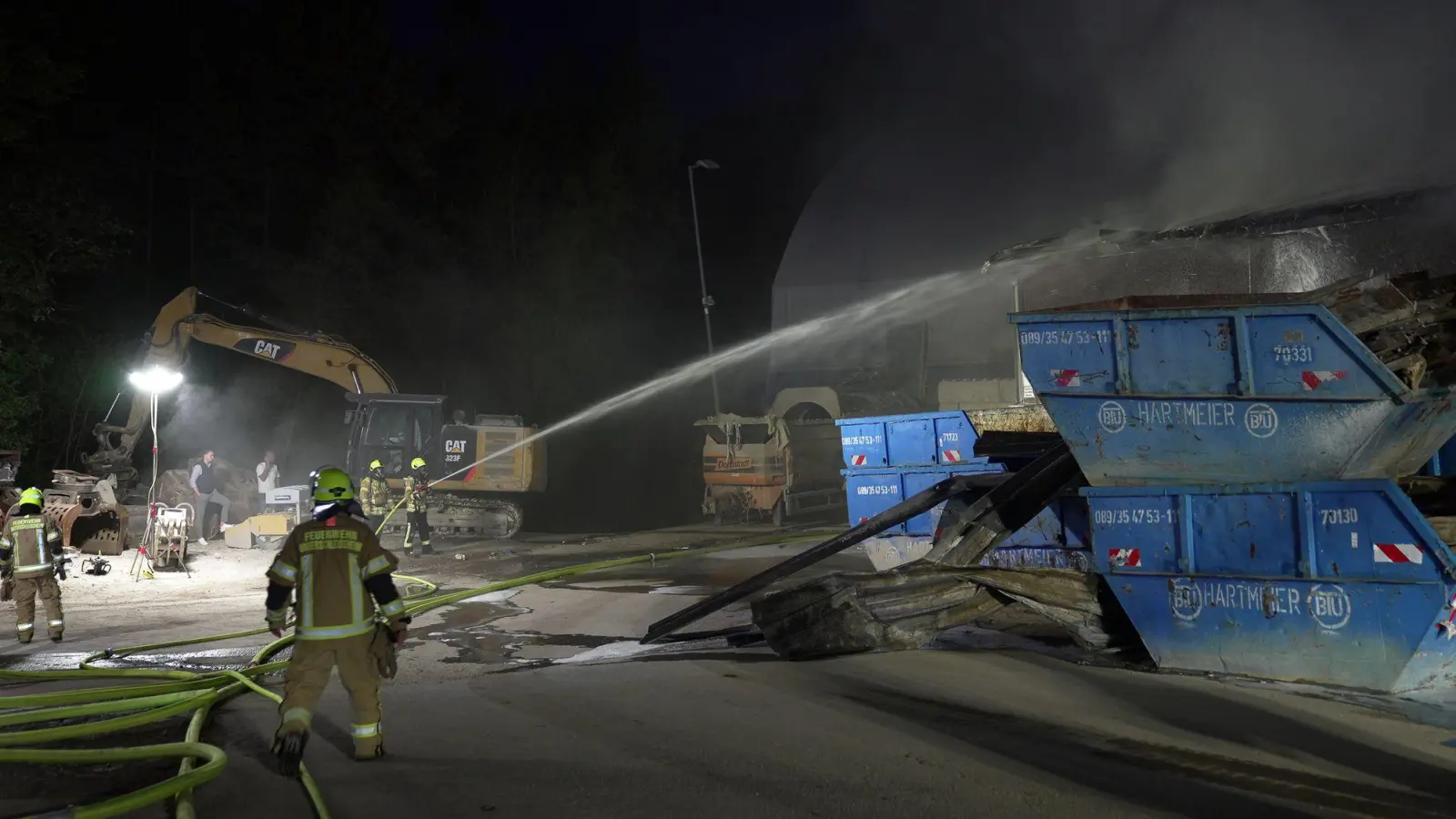 Das Feuer auf dem Industriegelände löste einen Großeinsatz der Feuerwehr aus. (Foto: Ehsan Monajati/dpa)