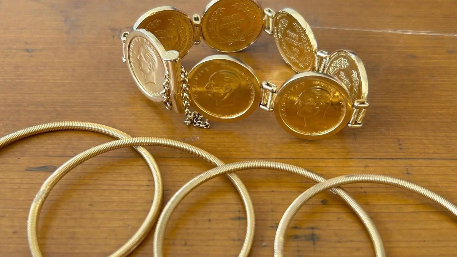 Gold und Silber im Gesamtwert von über 100.000 Euro hat der vermeintliche Händler laut Polizei-Angaben angekauft. (Symbolbild: Hauptzollamt Ulm/dpa)