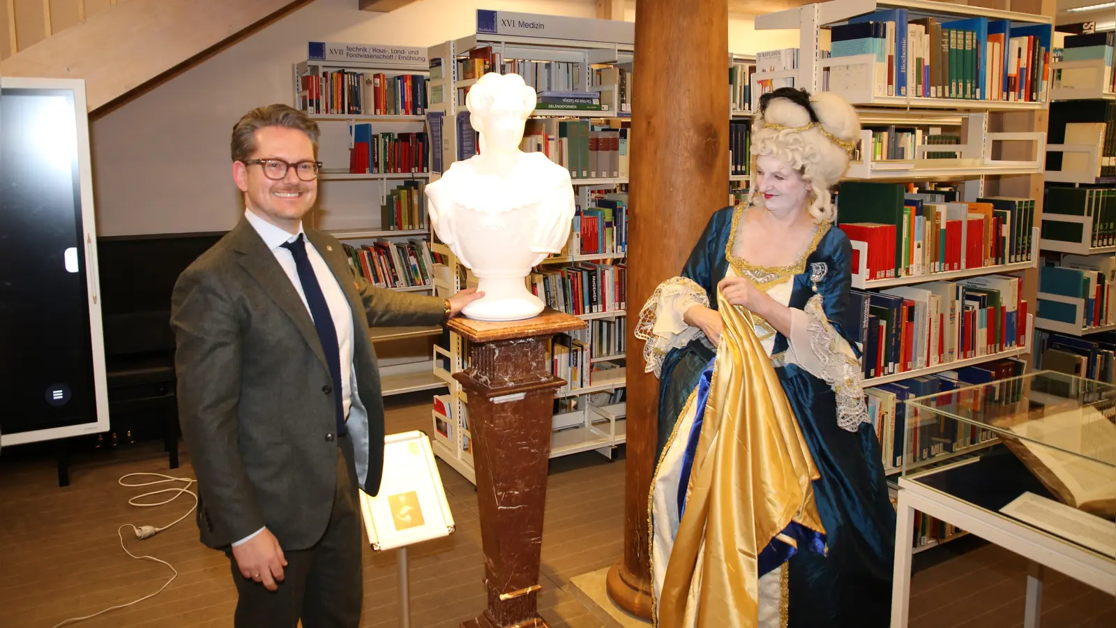 Der Leiter der Staatlichen Bibliothek Ansbach, Christian Mantsch (links), hat zusammen mit Claudia Kucharski, die die Markgräfin Christiane Charlotte gespielt hat, die Büste der Fürstin enthüllt. (Foto: Alexander Biernoth)