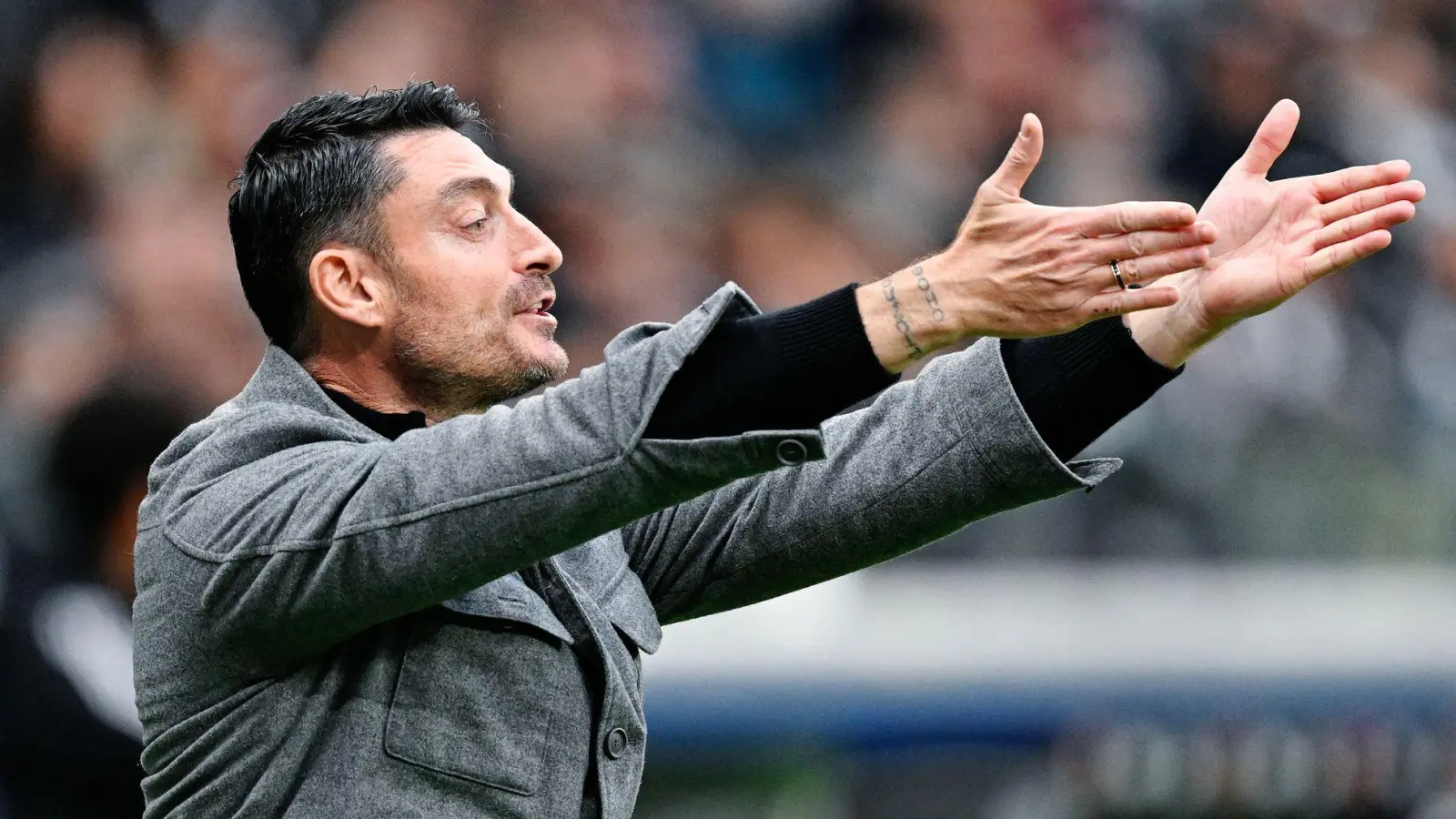 Frankfurts Coach Albert Riera hadert mit dem Zeitpunkt seines Amtsantritts und stellt klare Forderungen an Offensivjuwel Can Uzun. (Foto: Uwe Anspach/dpa)