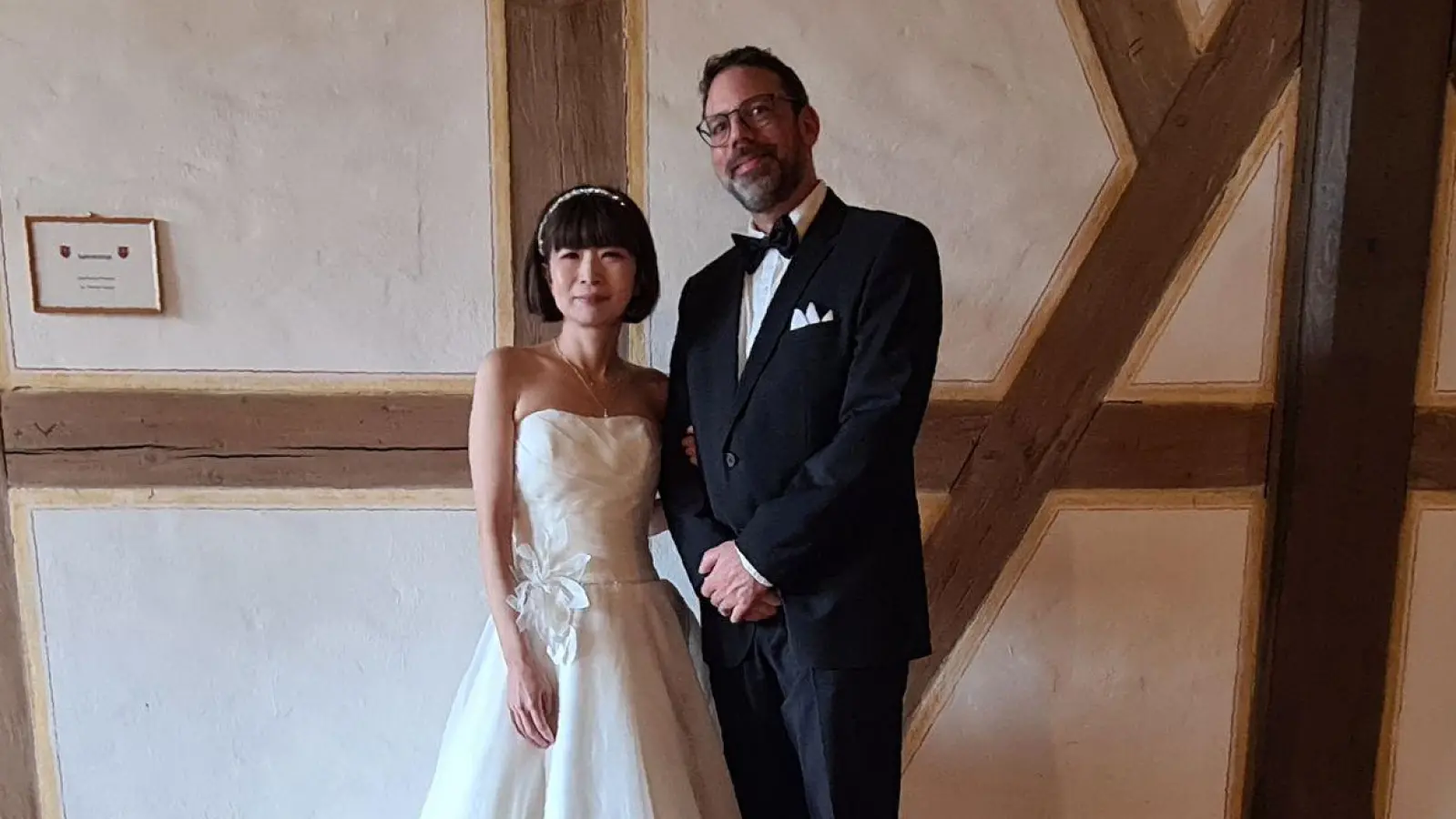 Eröffneten den Trauungsjahrgang 2026 im Rathaus: die Japanerin Yuka Tokunaga und der Frankfurter René Giese. (Foto: Margit Schwandt)