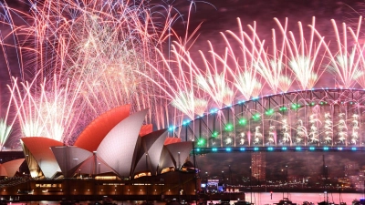 Neun Tonnen Pyrotechnik sollen den Himmel über dem Hafenviertel erleuchten. (Archivbild) (Foto: Dan Himbrechts/AAP/dpa)