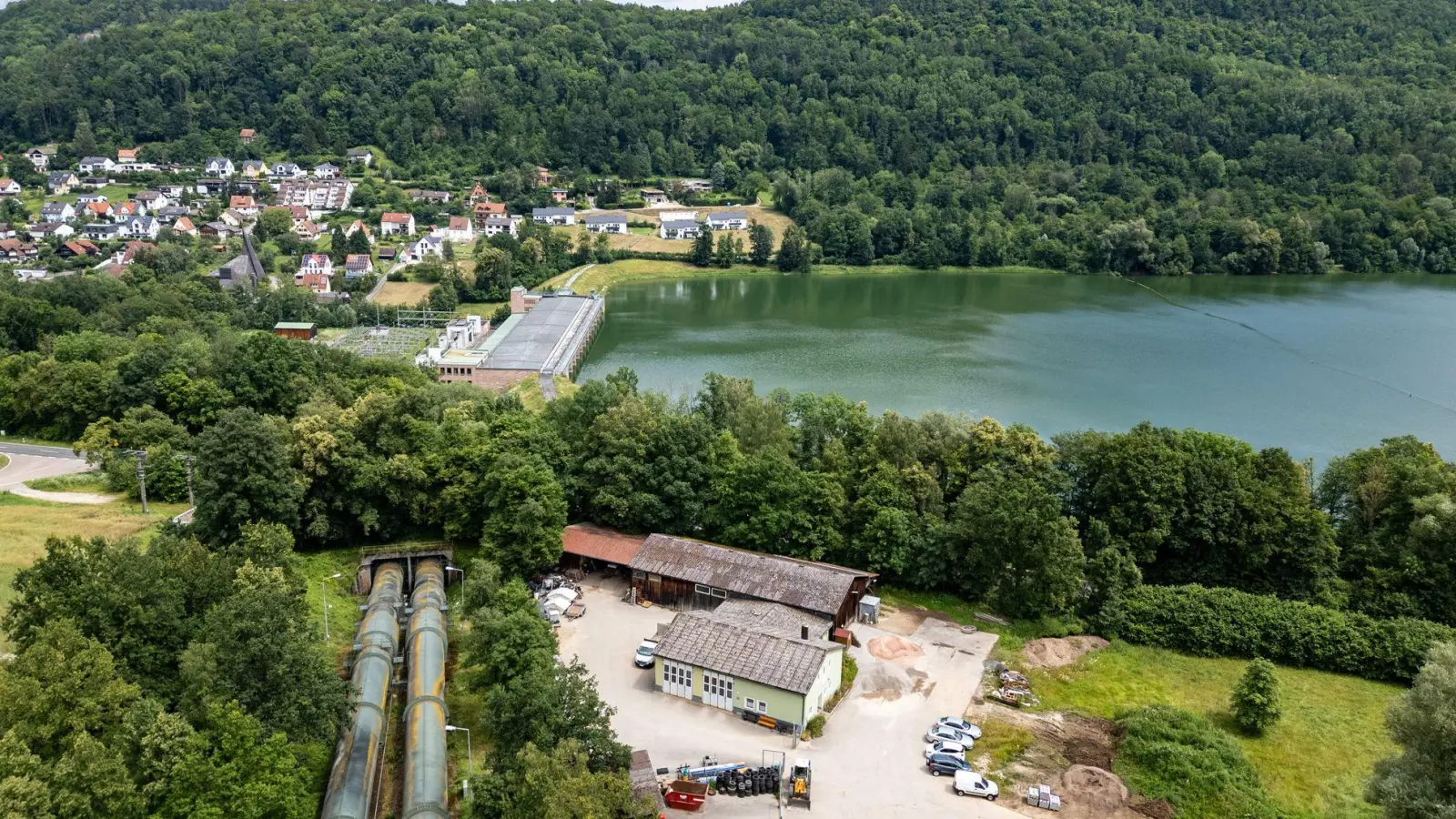 Das Pumpspeicherkraftwerk am Happurger Stausee soll bis 2028 wieder in Betrieb gehen. (Foto: Armin Weigel/dpa)