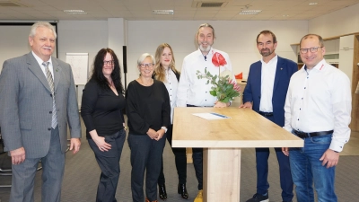 Gruppenbild mit Ehrenamts-Preisträger (von links): Neustadts Bürgermeister Klaus Meier, Gabriele Stirnweiß (Lebensgefährtin des Preisträgers), FLZ-Chefredakteurin Gudrun Bayer, Carmen Stanke (Tochter des Preisträgers), Lothar Stanke, Dr. Norbert Teltschik und Markus Leng (DLRG). (Foto: Andrea Walke)