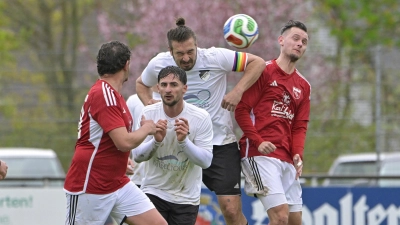 Am vergangenen Wochenende fegte der SV Arberg (in Weiß oben Christoph Nagler, darunter Albert Glas) den SV Schalkhausen (links Andre Pfeffer, rechts Christopher Northup) mit 6:1 vom Platz. Für die Arberger geht es beim Derby in Ornbau weiterhin um den Aufstieg, der SVS kämpft zuhause gegen Dietenhofen um Punkte für den Klassenerhalt. (Foto: Martin Rügner)