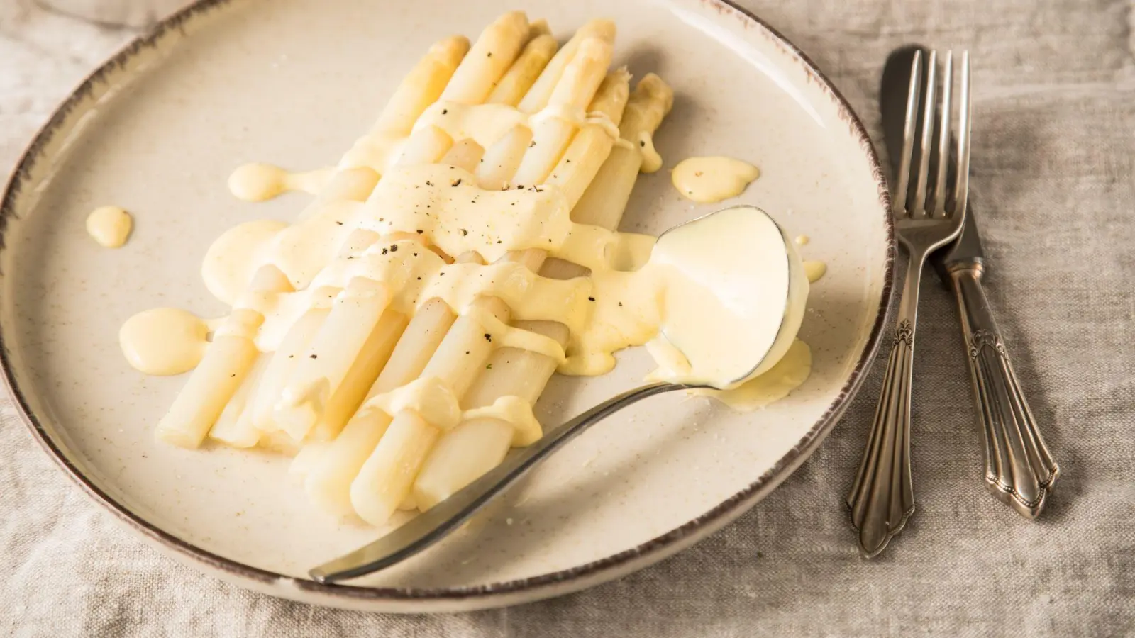 Sauce Hollandaise und Spargel sind eine Traumkombination. Bei Fertigsoßen warnen Verbraucherschützer allerdings vor vielen künstlichen Inhaltsstoffen. (Foto: Christin Klose/dpa-tmn)