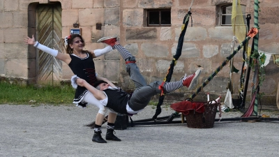 Jede Menge Akrobatik zu Balkan-Klängen lieferte das Duo Feuerzirkus bei der MuseumsNacht in Bad Windsheim. (Foto: Ute Niephaus)