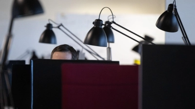 Bei überwiegend sitzender Tätigkeit sollte die Raumtemperatur bei 20 Grad Celsius liegen. (Foto: Sebastian Gollnow/dpa/dpa-tmn)