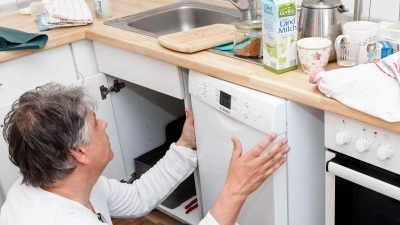 Monteure wollten in Bad Windsheim eine Spülmaschine installieren. Als die Anschlüsse nicht passen, kommt es zum handfesten Streit.  (Symbolbild: Markus Scholz/dpa)