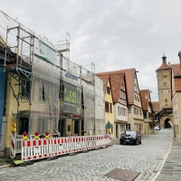 Seit vielen Monaten ein gewohntes Bild: der eingerüstete Heiligenstetter. (Foto: Clarissa Kleinschrot)
