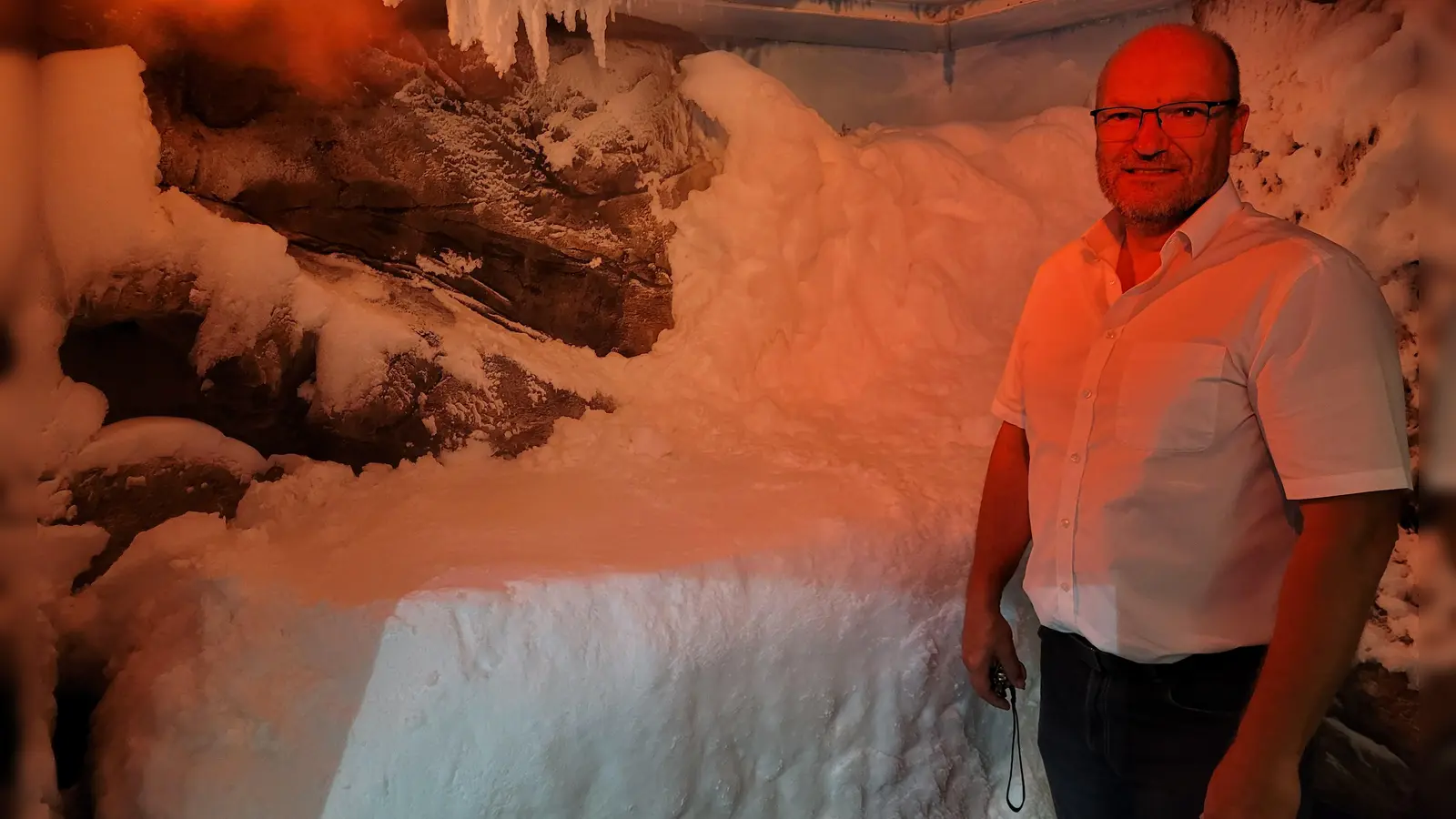 Thermen-Geschäftsführer Oliver Fink geht privat gerne in die Schneesauna.  (Foto: Nina Daebel)