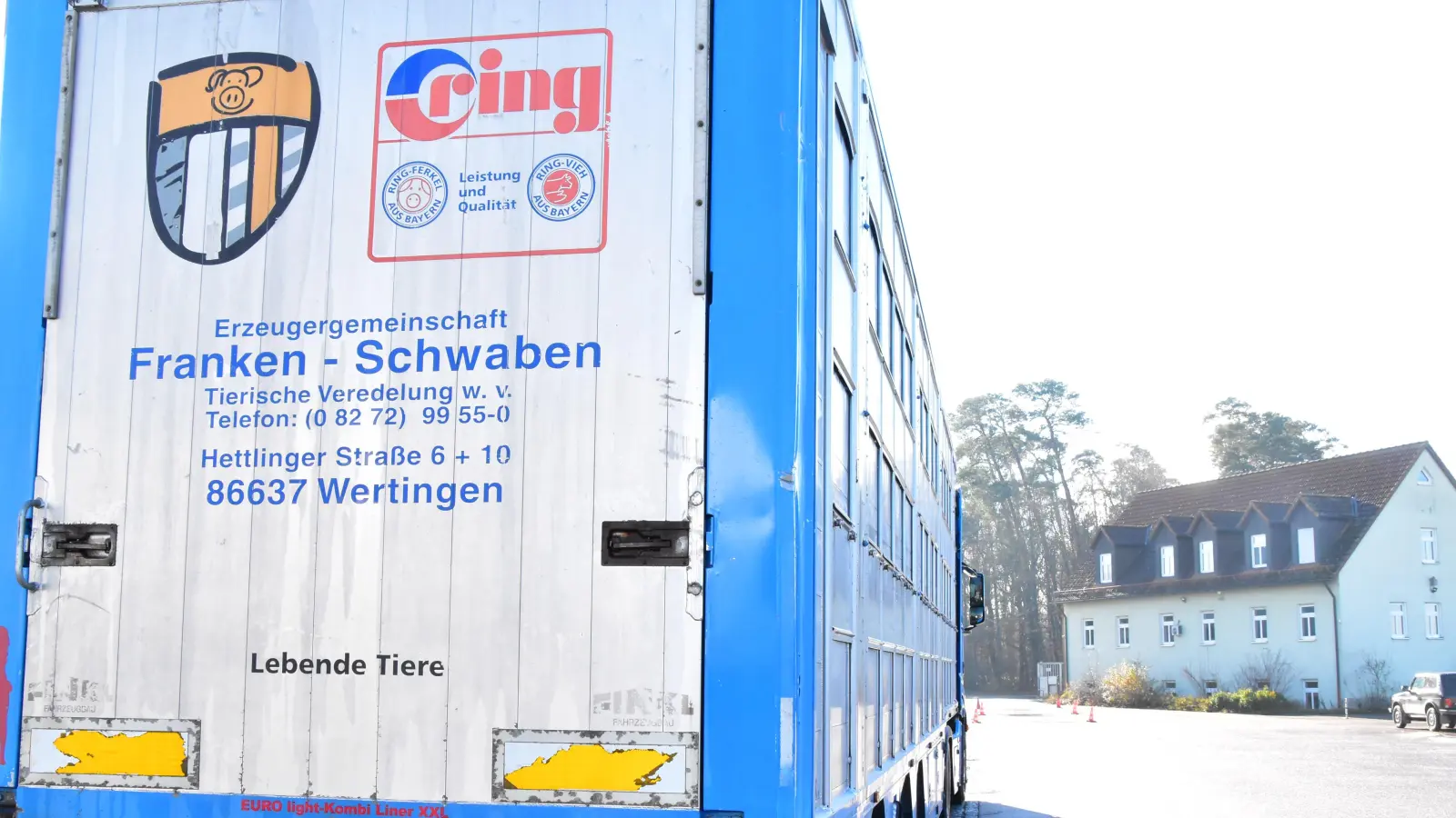 Fast eine Million Kilometer pro Woche sind die Transportfahrzeuge unterwegs, um Schlachtvieh- und Nutztiere zum Bestimmungsort zu bringen. (Foto: Fritz Arnold)