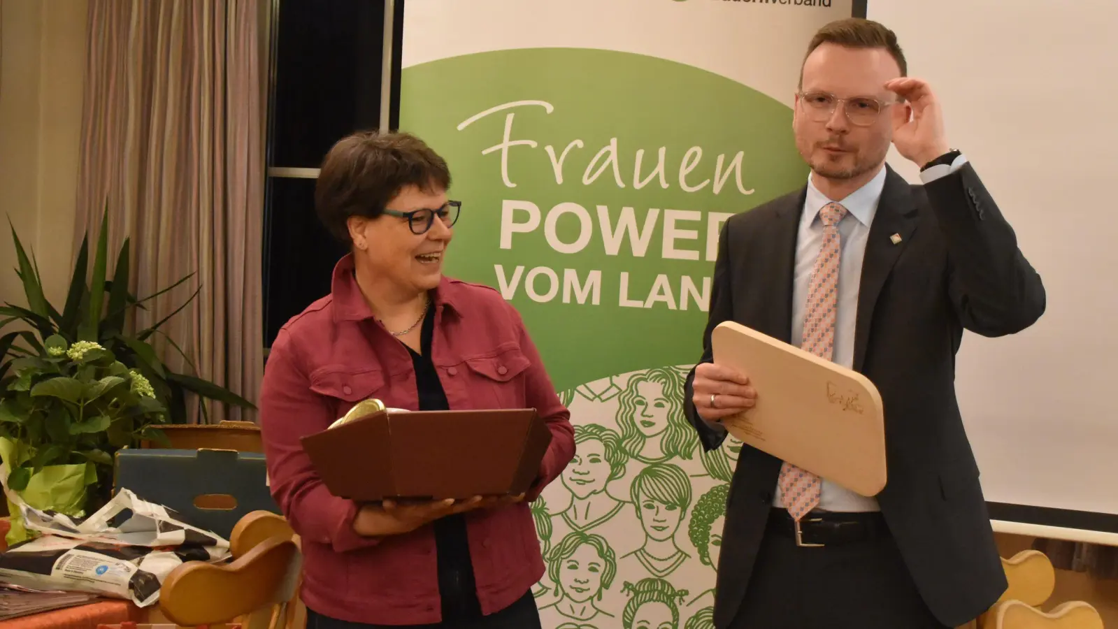 „Lange Bratwürste schätzen die Leute mehr als lange Grußworte”, sagte Bezirkstagspräsident Peter Daniel Forster als er ein Brotzeitbrett von Kreisbäuerin Renate Ixmeier entgegennahm. (Foto: Fritz Arnold)