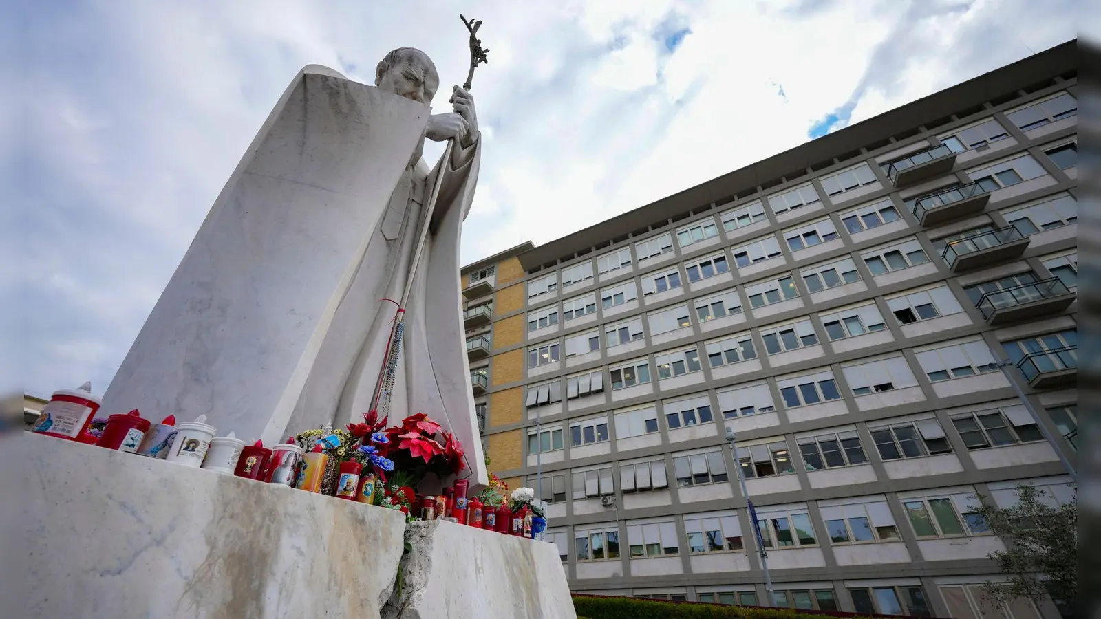 Papst Franziskus muss länger im Gemelli-Krankenhaus bleiben, wo auch schon sein Vorvorgänger Johannes Paul II. behandelt wurde. An den polnischen Papst erinnert dort heute ein Denkmal. (Foto: Andrew Medichini/AP/dpa)