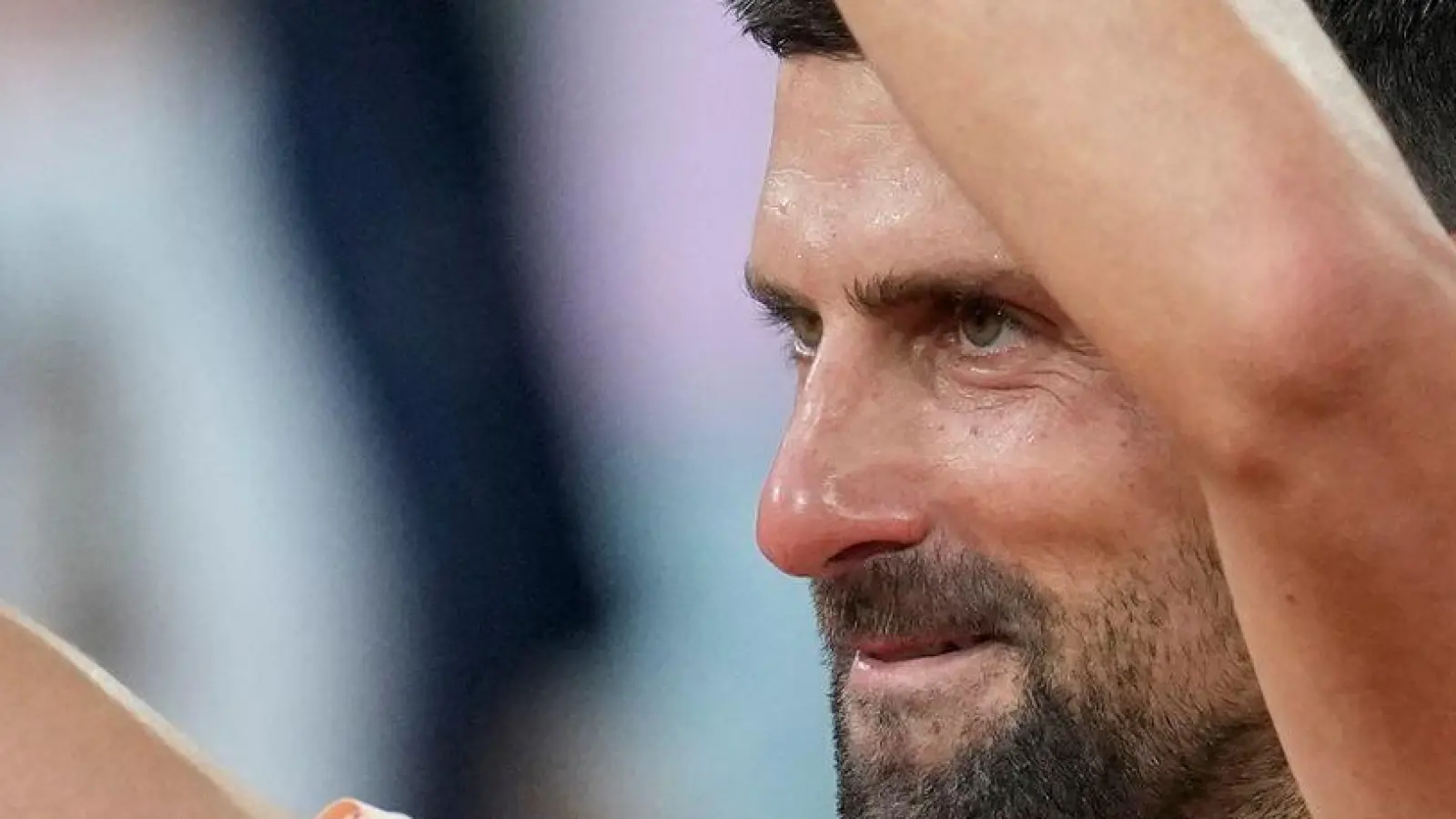 Ein Herzchen für die Fans - war es Novak Djokovics letzter Auftritt in Paris? (Foto: Christophe Ena/AP/dpa)