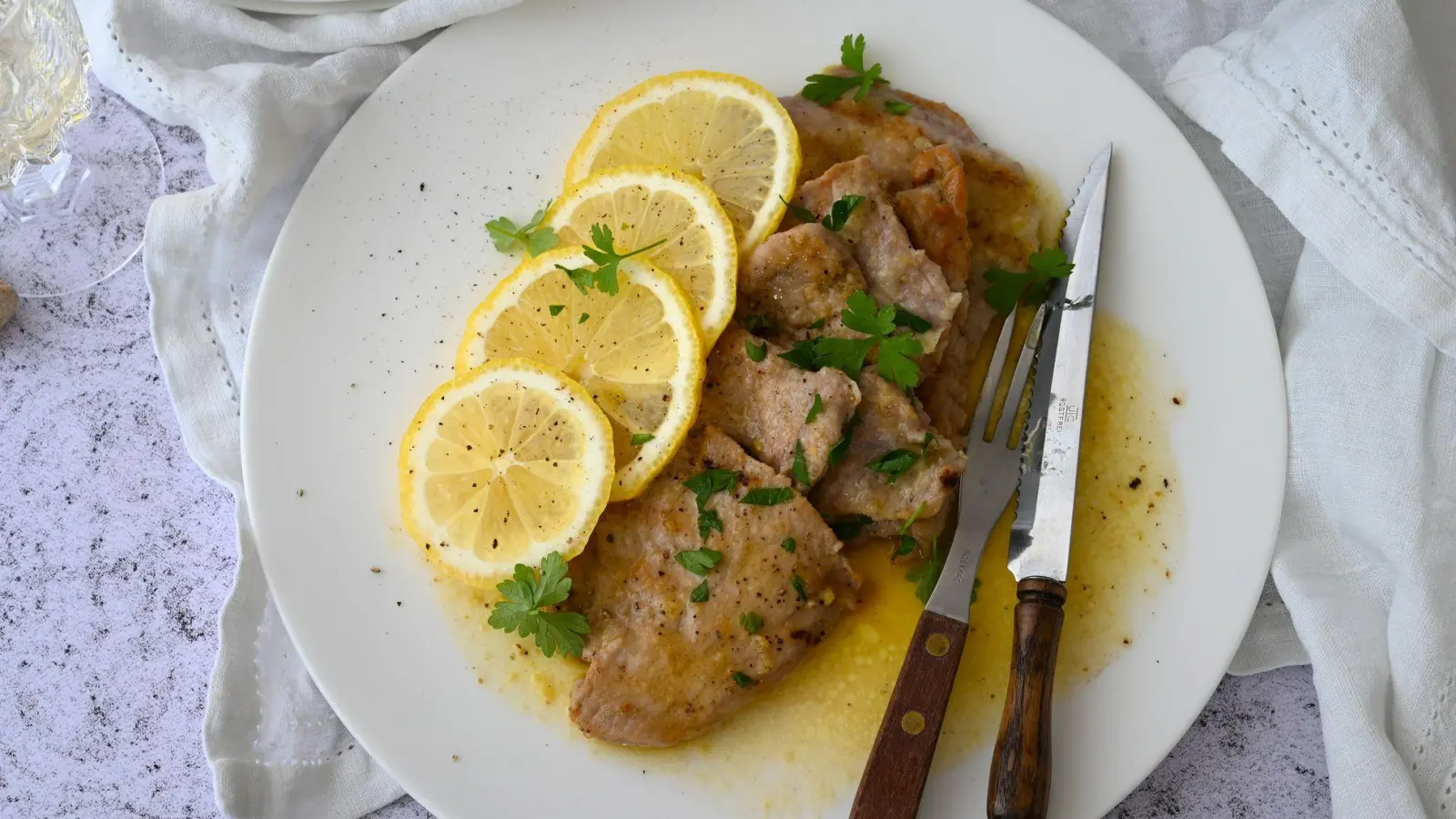 Die handtellergroßen Kalbsschnitzel werden auf etwa 0,5 Zentimeter flach geklopft, mariniert und dann auf jeder Seite je 2 Minuten gebraten. (Foto: Julia Uehren/loeffelgenuss.de/dpa-tmn)