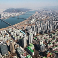 Der Han-Fluss und die Stadt von oben: Blick vom Lotte World Tower auf Seoul. (Foto: Kim Chul-Soo/epa/dpa-tmn)