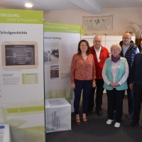 Vernissage im Heimatmuseum: Eröffnet wurde die Wanderausstellung „Weißt Du noch? – Kindheit und Jugend in Franken“ des Bezirks Mittelfranken. (von links) Andrea May von der Bezirksheimatpflege, Museumsleiter Manfred Annertzok, Marga Annertzok, Bürgermeister Johannes Förthner und Heinz Henninger. (Foto: Yvonne Neckermann)