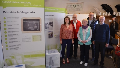 Vernissage im Heimatmuseum: Eröffnet wurde die Wanderausstellung „Weißt Du noch? – Kindheit und Jugend in Franken“ des Bezirks Mittelfranken. (von links) Andrea May von der Bezirksheimatpflege, Museumsleiter Manfred Annertzok, Marga Annertzok, Bürgermeister Johannes Förthner und Heinz Henninger. (Foto: Yvonne Neckermann)
