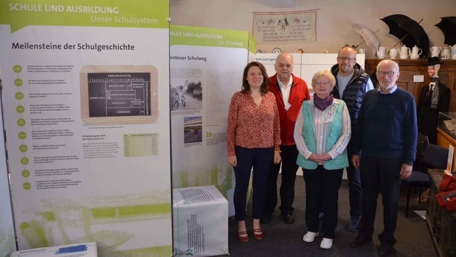 Vernissage im Heimatmuseum: Eröffnet wurde die Wanderausstellung „Weißt Du noch? – Kindheit und Jugend in Franken“ des Bezirks Mittelfranken. (von links) Andrea May von der Bezirksheimatpflege, Museumsleiter Manfred Annertzok, Marga Annertzok, Bürgermeister Johannes Förthner und Heinz Henninger. (Foto: Yvonne Neckermann)