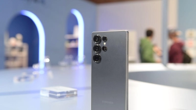 Eine Beta-Version von One UI 8.5 samt Bixby-Update lässt sich ab sofort auf Geräten der Galaxy-S25-Serie ausprobieren - also etwa auch auf dem Samsung Galaxy S25 Ultra (Bild). (Foto: Andrej Sokolow/dpa-tmn/dpa)