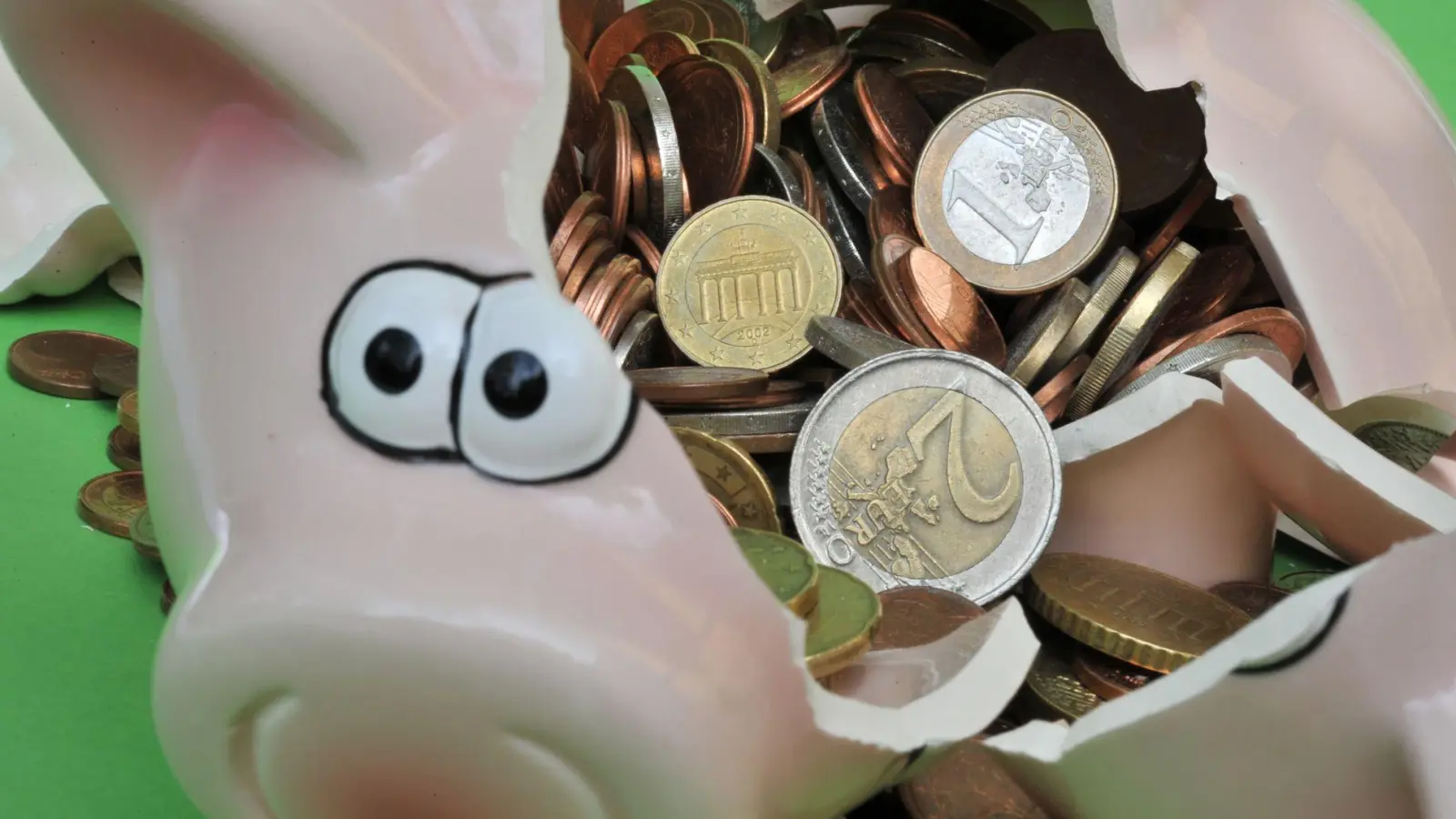 Ein Dieb hat in der Herbartstraße eine Spardose aufgebrochen. Sie gehörte einem Bewohner des abgebrannten Mehrfamilienhauses. (Symbolbild: Peter Kneffel/dpa)