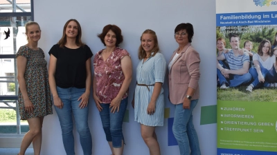 Die Leiterinnen der Familienstützpunkte (von links): Magdalena Kaiser (Illesheim), Anja Redlingshöfer (Diespeck), Susanne Schindler (Emskirchen) und Alexandra Endreß (Uffenheim). Über die dort geleistete gute Arbeit freut sich Gabriele Sattler von der Koordinierungsstelle Familienbildung/Familienstützpunkte. (Foto: Ute Niephaus)