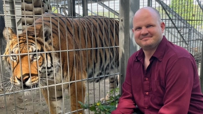 Eigentlich ist der Löwe sein Lieblingstier: Buchautor Florian Beer im Raubtierasyl in Wallersdorf neben dem Tigermännchen Ussuri. (Foto: Paul Wiese)