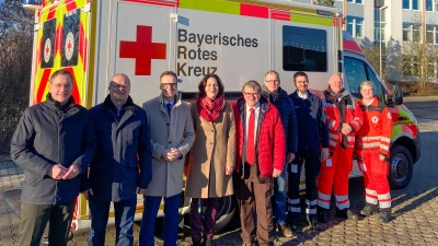 Am neuen Rettungswagenstandort in Ergersheim (von links): Ansbachs Landrat Dr. Jürgen Ludwig, ZRF-Geschäftsleiter Thomas Müller, Neustadts Landrat Dr. Christian von Dobschütz, Susanne Lang (Mekra Lang), BRK-Kreisvorsitzender Harry Scheuenstuhl, BRK-Kreisgeschäftsführer Ralph Engelbrecht, Rettungsdienstleiter Henning Schmidt, Notfallsanitäter Dominik Rosner und Rettungssanitäterin Tamara Rosner. (Foto: Wolfgang Knapp)