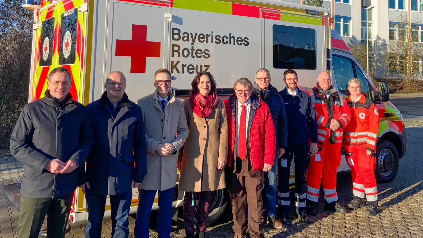 Am neuen Rettungswagenstandort in Ergersheim (von links): Ansbachs Landrat Dr. Jürgen Ludwig, ZRF-Geschäftsleiter Thomas Müller, Neustadts Landrat Dr. Christian von Dobschütz, Susanne Lang (Mekra Lang), BRK-Kreisvorsitzender Harry Scheuenstuhl, BRK-Kreisgeschäftsführer Ralph Engelbrecht, Rettungsdienstleiter Henning Schmidt, Notfallsanitäter Dominik Rosner und Rettungssanitäterin Tamara Rosner. (Foto: Wolfgang Knapp)