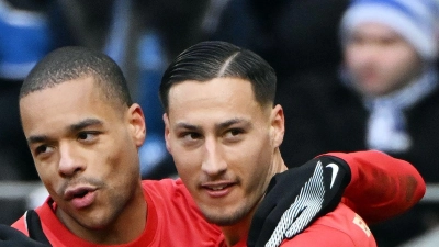 Younes Ebnoutalib (r) bestrafte einen Patzer der KSC-Defensive.  (Foto: Uli Deck/dpa)