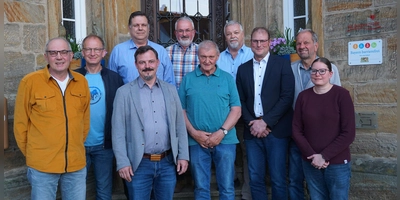 In Lichtenau wurden die ausscheidenden Ratsmitglieder sowie Bürgermeister Markus Nehmer (vorne, graues Jackett) und sein Stellvertreter Friedrich Bauer (hinten links, blaues Hemd) verabschiedet. Einige fehlen auf dem Foto. (Foto: Andrea Walke)