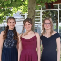 Lisa Gebhardt, Maria Hoffmann und Ramona Willner (von links) schlossen ihr Abitur am Scheinfelder Gymnasium jeweils mit einem Notenschnitt von 1,0 ab. (Foto: Daniela Frankenberger)