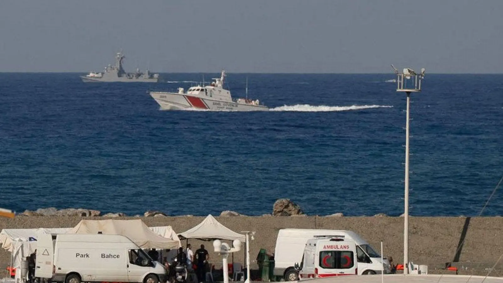 Ein Spezialschiff aus der Türkei wird erwartet. (Foto: Nedim Enginsoy/AP/dpa)