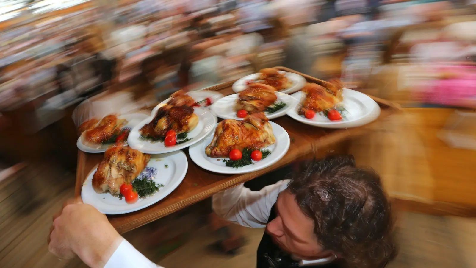 Wirte wollen die Chancen zu mehr Ökoprodukten - etwa Bio-Hendl -  auf dem Oktoberfest prüfen. (Archivfoto) (Foto: picture alliance / Karl-Josef Hildenbrand/dpa)