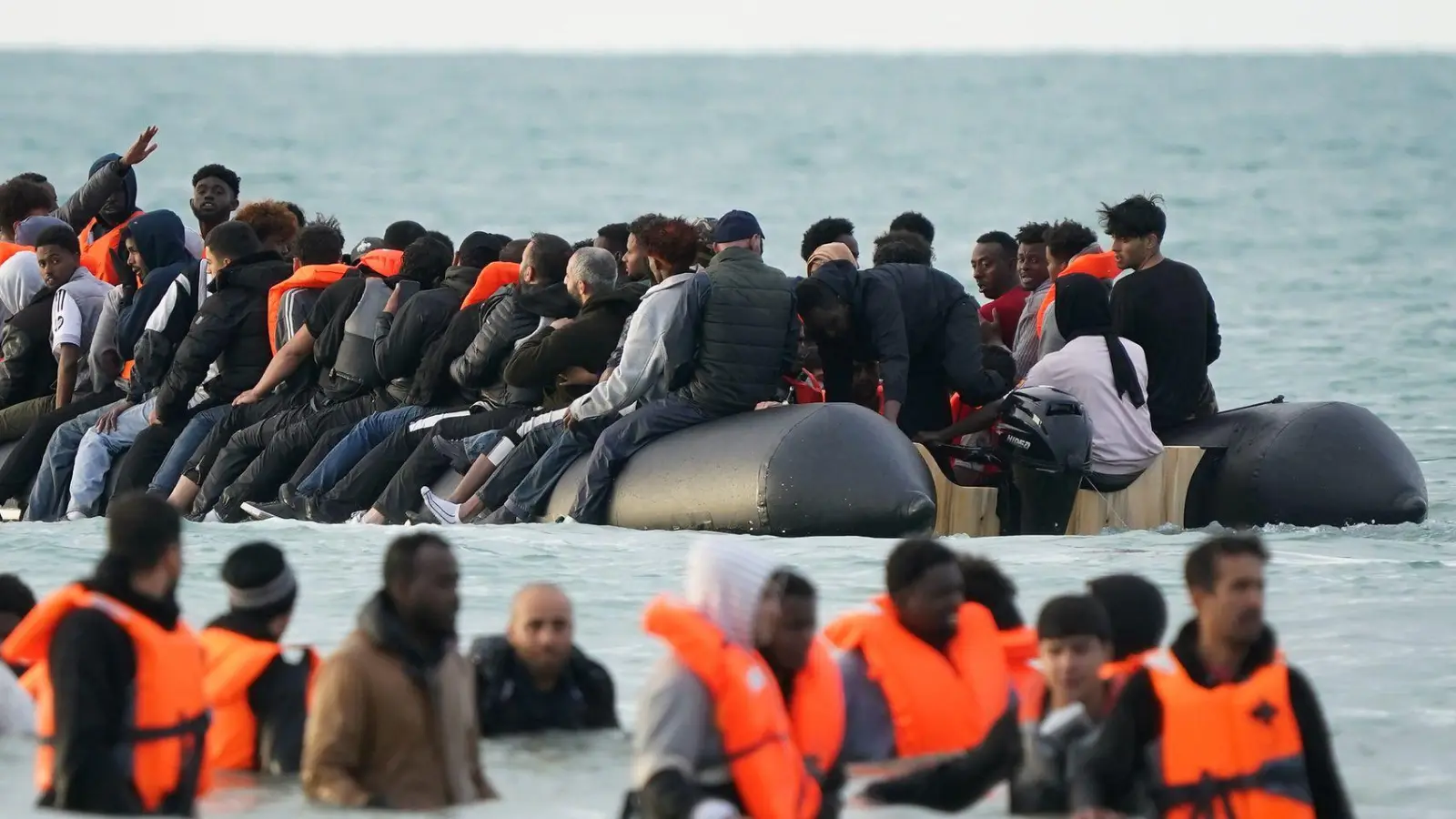 Der sogenannte Solidaritätspool soll laut EU vor allem die Länder entlasten, die besonders viele Asylanträge bearbeiten. (Archivbild)  (Foto: Gareth Fuller/PA Wire/dpa)