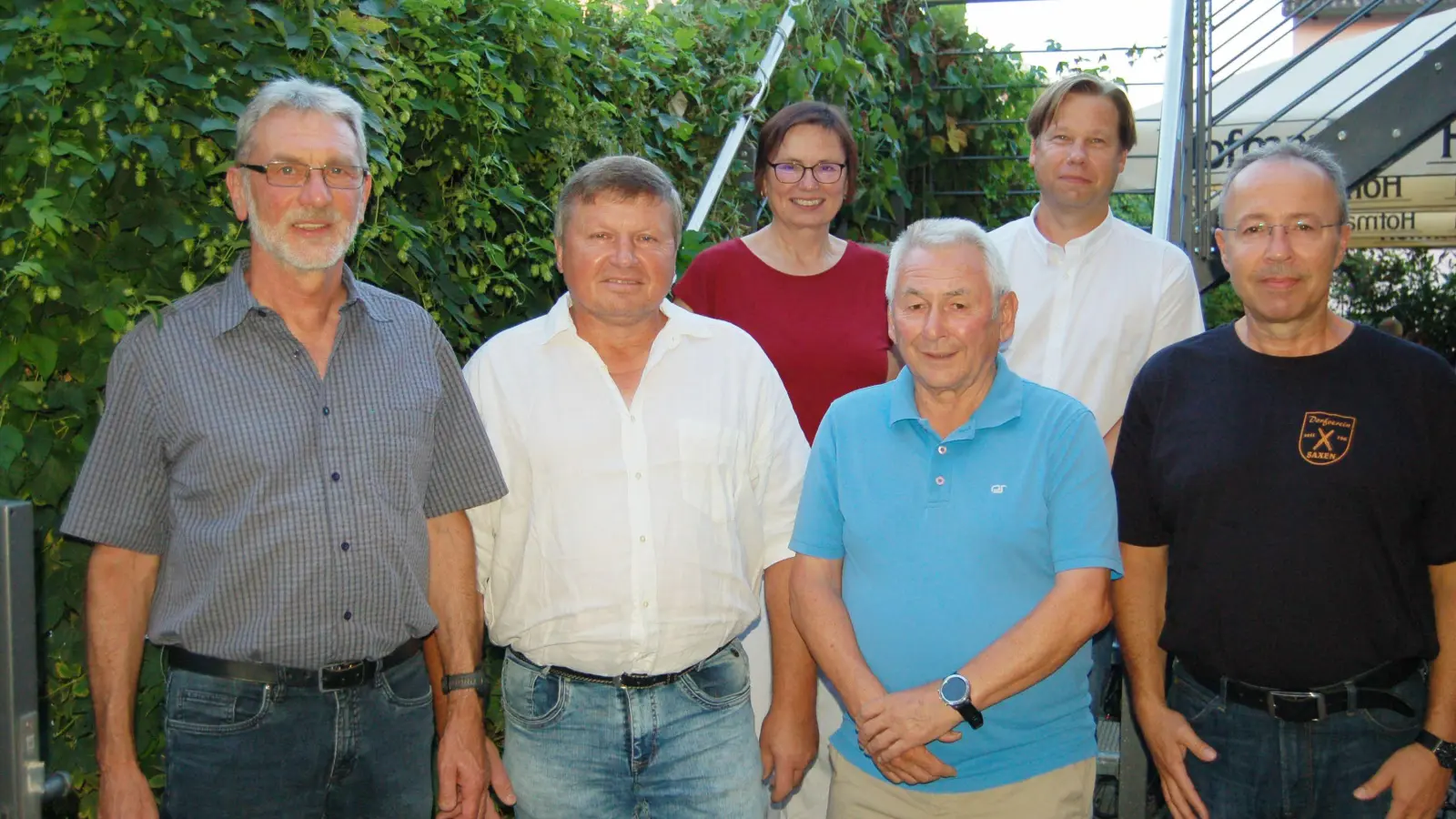 Der Fraktionssprecher des Diespecker Bürgerforums Roland Schmidt, Bürgermeisterkandidat Kurt Endlein, Anne Billenstein, Altbürgermeister Helmut Roch, Dr. Carolus Schenke und Gemeinderat Helmut Roch (von links) bei der Nominierung des Bürgermeisterkandidaten. (Foto: Christa Frühwald)