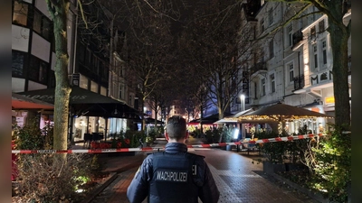 Ein Auto soll in der Gießener Innenstadt in eine Bushaltestelle gefahren sein, vier Menschen werden laut Polizei verletzt. (Foto: Carolin Eckenfels/dpa)