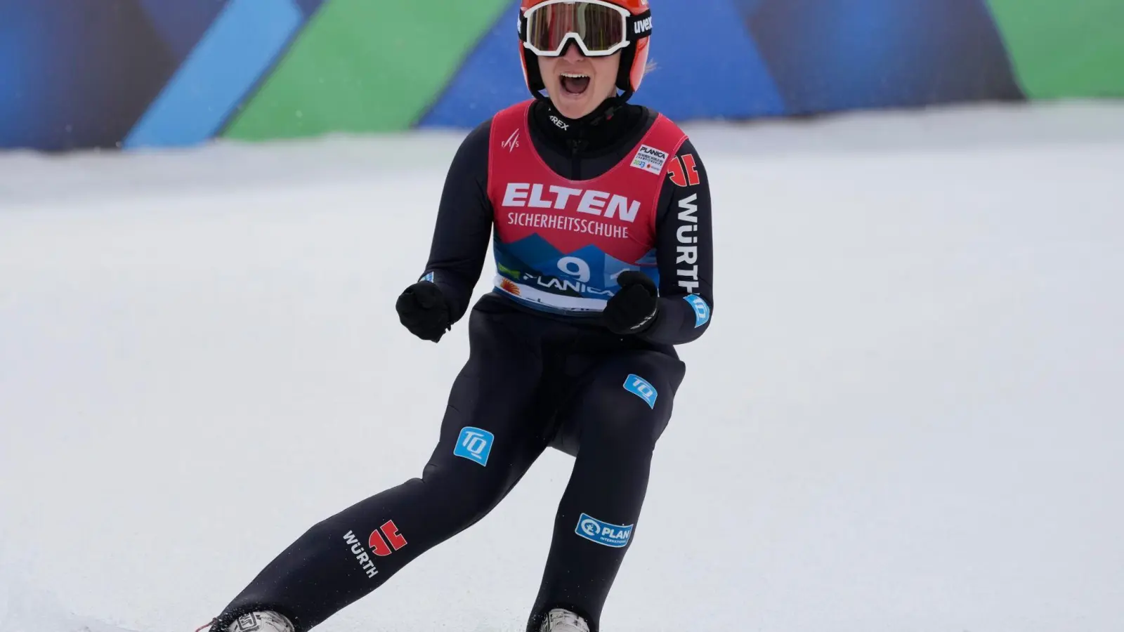 Die deutschen Skispringerinnen um Katharina Althaus haben die WM-Goldmedaille im Team gewonnen. (Foto: Darko Bandic/AP/dpa)