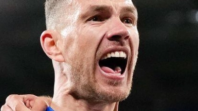 Edin Dzeko (l) ist in der bosnischen Nationalmannschaft Kapitän und Leistungsträger. (Archivbild) (Foto: Nick Potts/PA Wire/dpa)