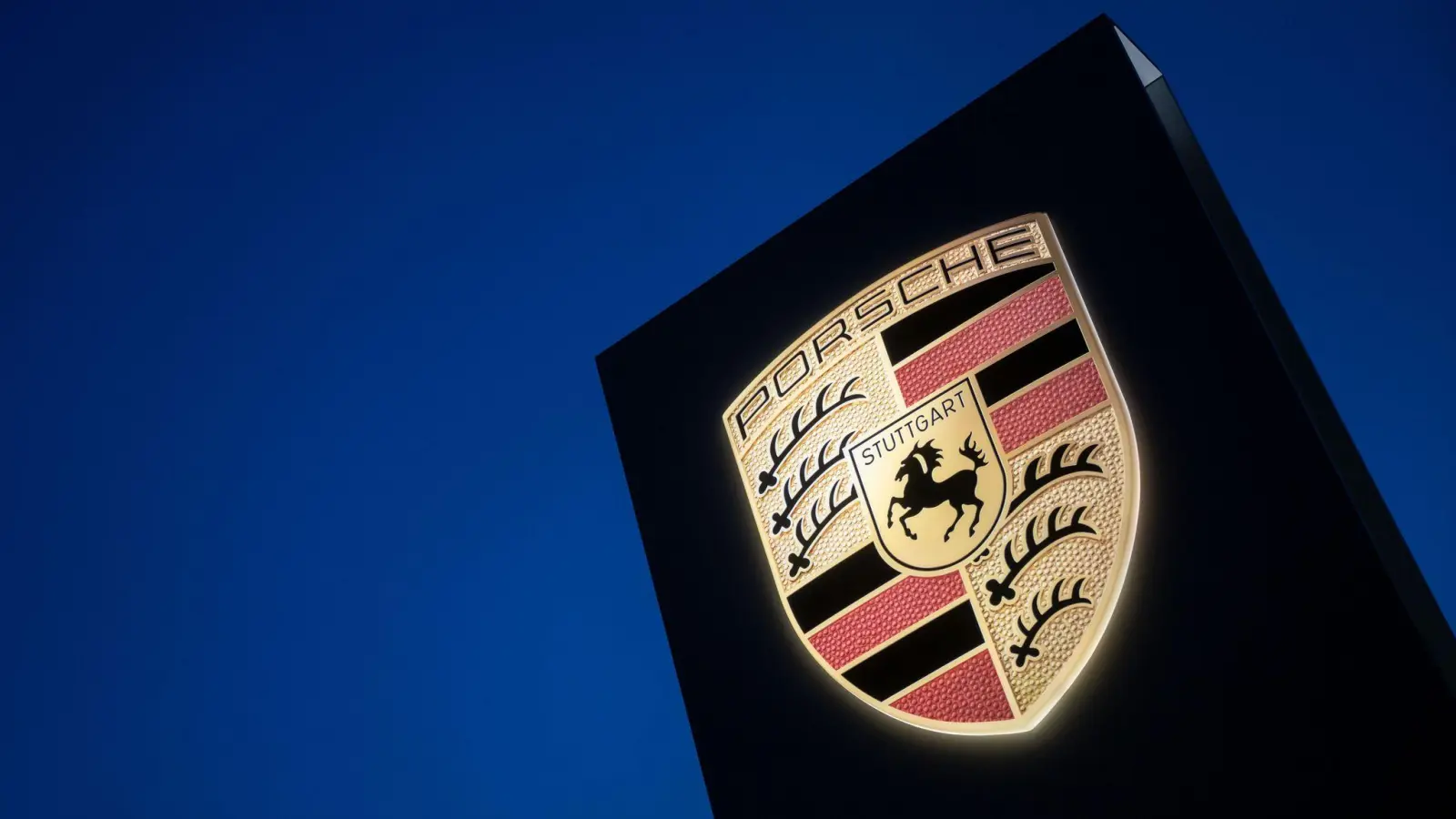 Nach jahrelangen Spekulationen und monatelanger Prüfung gab der Sportwagenbauer Porsche sein Börsendebüt. (Foto: Marijan Murat/dpa)