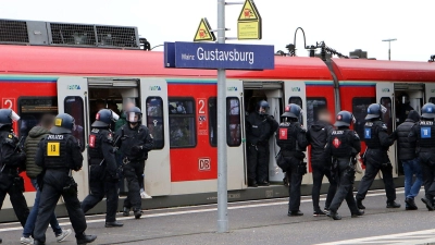 Fans des FSV Mainz 05 haben vor dem Spiel bei Eintracht Frankfurt einen Beamten tätlich angegriffen und verletzt. (Foto: Uli Von Mengden/dpa)