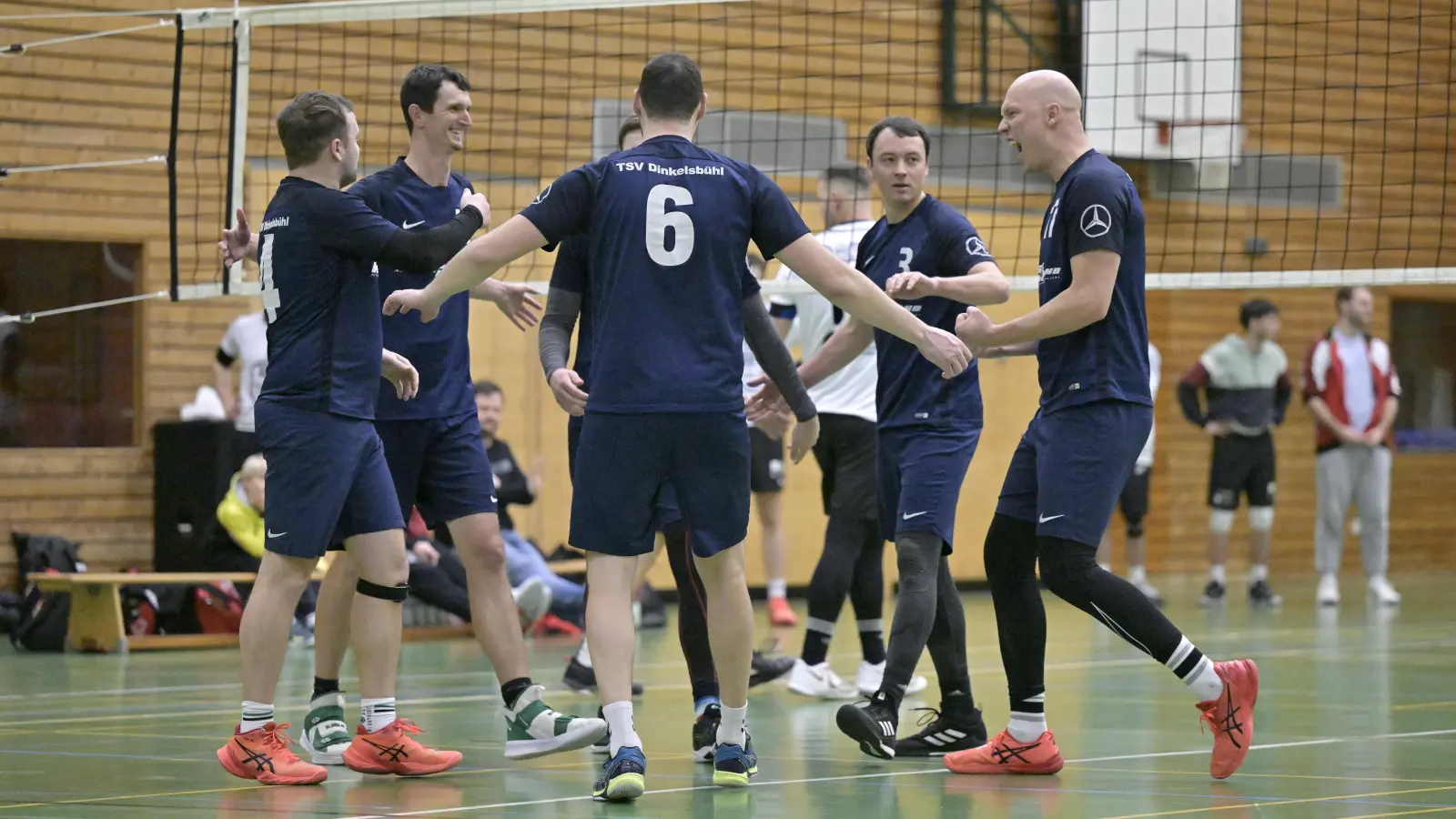 Diese sechs sind sich selbst genug: Derbysieger Dinkelsbühl mit Max Reichenberg, Eduard Schmidt, Stefan Meyer (vorn), Paul Reichenberg (hinten verdeckt), Alexander Wangler und Felix Kraft (von links). (Foto: Martin Rügner)