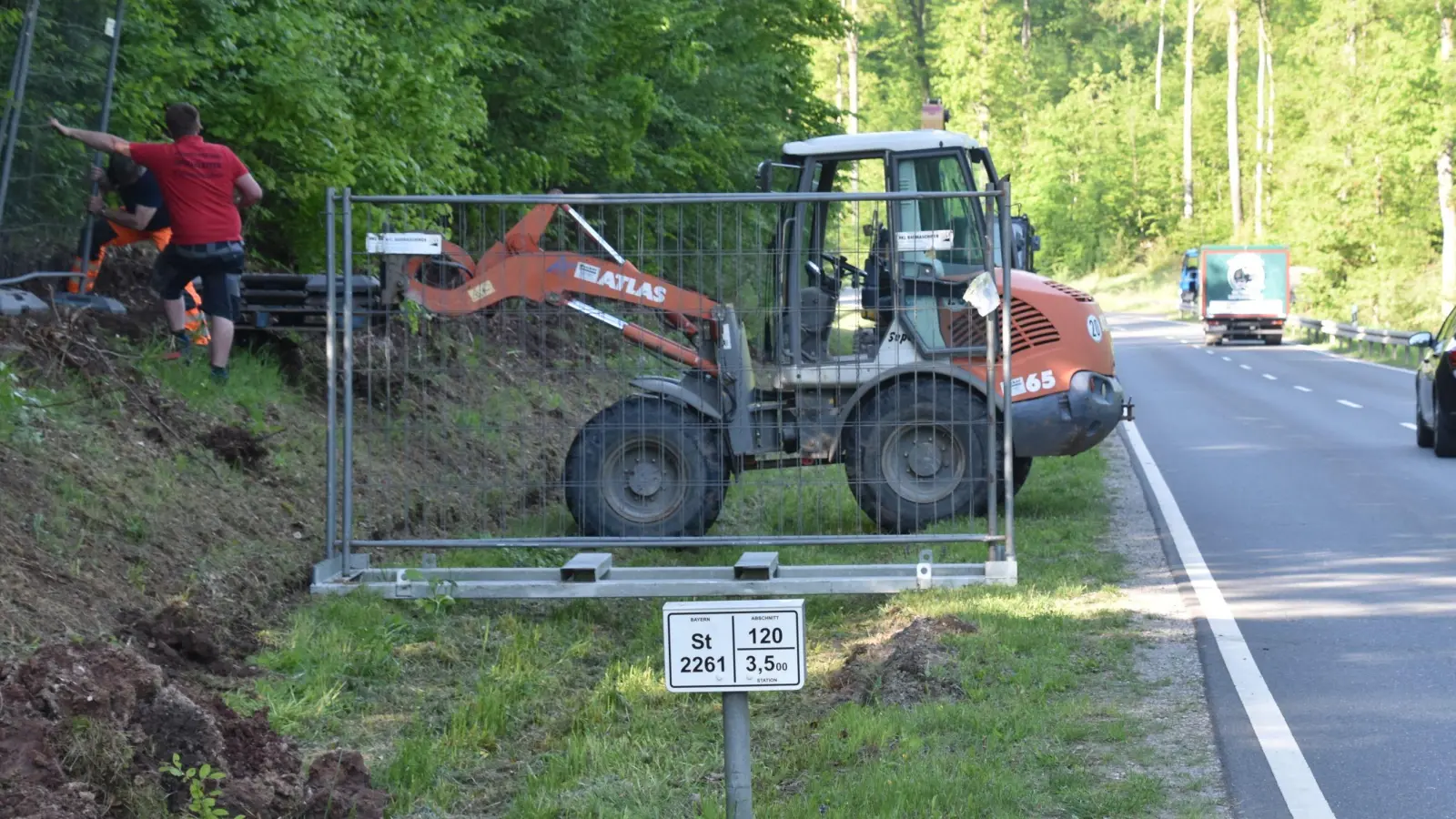 An der Staatsstraße 2261 zwischen Klosterdorf und der Elfseeleinsberg-Kreuzung haben die Bauarbeiten für einen neuen Rad- und Gehweg begonnen. (Foto: Andreas Reum)