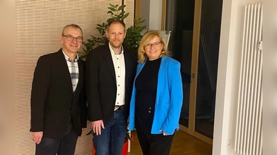 Andreas Scholz (Mitte) wurde von den Freien Wählern als Direktkandidat im Wahlkreis Fürth nominiert. Fritz Ruf (links) und MdL Gabi Schmidt (rechts) gehörten zu den Gratulanten. (Foto: Udo Schmidt)