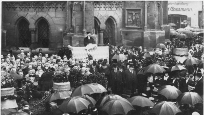 Eine Fotografie von der Glockenweihe Anfang Oktober 1925: Um den Chor der Johanniskirche drängen sich bei regnerischem Wetter zahlreiche Gäste.  (Repro: Sammlung Martin Schuster)