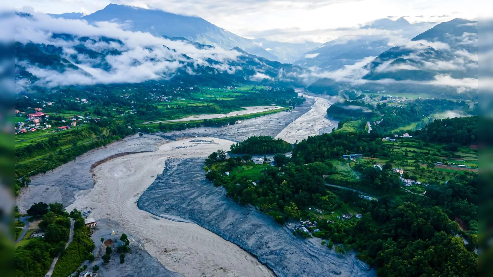 Die Flut hatte enorme Schlammmassen mit sich gebracht.  (Foto: Ambir Tolang/JNA via ZUMA Press Wire/dpa)