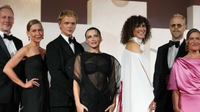 Das Filmteam von „Woman Unknown“ vor der Premiere. (Foto: Alessandra Tarantino/Invision/AP/dpa)