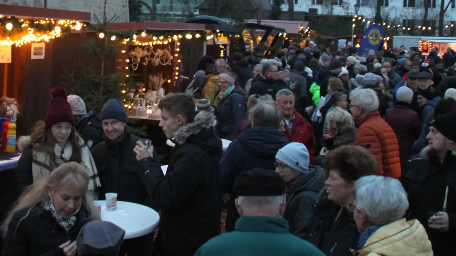 Wenn sich das Jahr dem Ende neigt, bricht die Zeit der Weihnachtsmärkte an. Die traditionsreichen Feste versüßen die Adventszeit. Am Wochenende können Sie in Uffenheim die liebevoll geschmückten Buden bewundern und viele regionale Angebote entdecken. (Foto: Hans-Bernd Glanz)